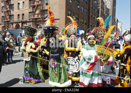 Ballerini Chinelos al Cinco de Mayo parade su Central Park West in NYC. Foto Stock