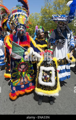 Ballerini Chinelos al Cinco de Mayo parade su Central Park West in NYC. Foto Stock