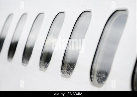 Aeroplano di windows in una fila con gocce di pioggia su di essi Foto Stock