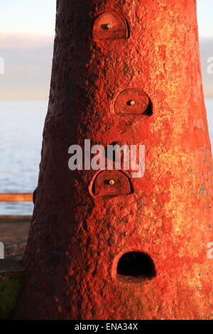 Anstruther, torre situato alla fine del porto, rosso nel sole di setting,appigli per salire al top alcuni smesso di sicurezza Foto Stock