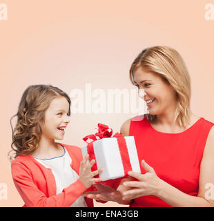 Sorridente madre e figlia con confezione regalo Foto Stock