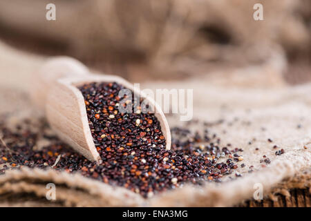 Porzione di nero non cotte di Quinoa (dettagliate di close-up shot) Foto Stock