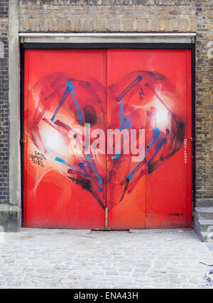 Verniciatura della porta da autodidatta artista Shok-1 off Brick Lane in Shoreditch, Borough of Tower Hamlets. Foto Stock