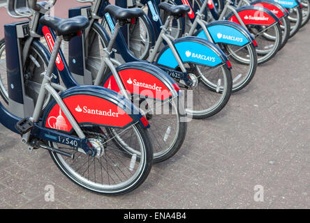 Possibilità di noleggio bici docking station con le nuove moto sponsorizzato da Santander che stanno sostituendo Barclays come sponsor principale. Foto Stock