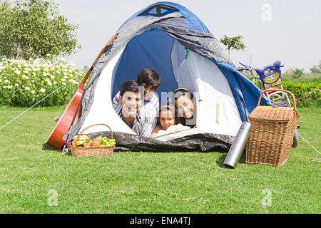 Indian genitori e bambini parco godere Picnic Foto Stock