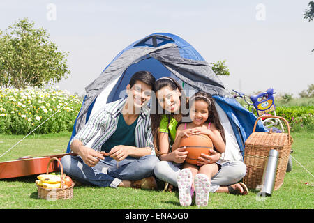 Indian genitori e figlia parco godere Picnic Foto Stock