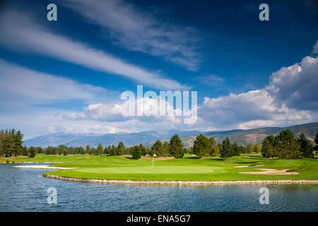 Fontanals Golf Club - campo da golf incredibile con montagne del lago e cielo blu. Foto Stock