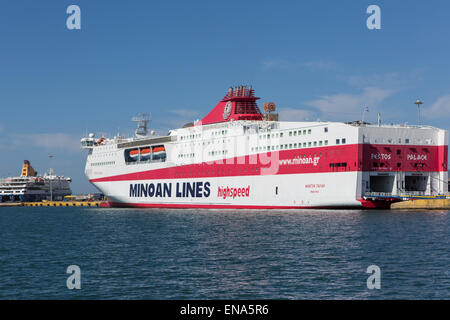 Il Ro/Ro ferry Festo Palace (IMO 9204568) da Hellenic Seaways è attraccata ad una banchina del porto del Pireo. Foto Stock