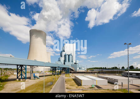 Un brillante nuovo lignite power station con il bel cielo azzurro e prospettica diritta Foto Stock