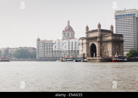 Gateway of India, con il Taj Mahal Palace Hotel in background, Mumbai. Foto Stock