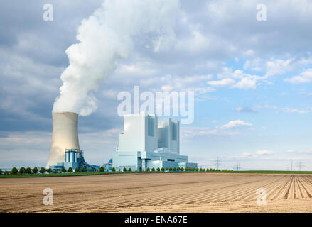 Un brillante nuovo lignite power station dietro un campo vuoto Foto Stock