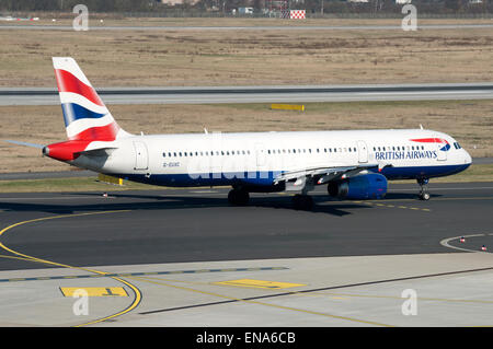 British Airways Airbus A320 di rullaggio alla pista di atterraggio all'aeroporto internazionale di Dusseldorf Germania Foto Stock