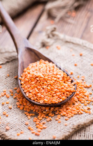 Di lenticchie rosse su un cucchiaio di legno (close-up shot) Foto Stock