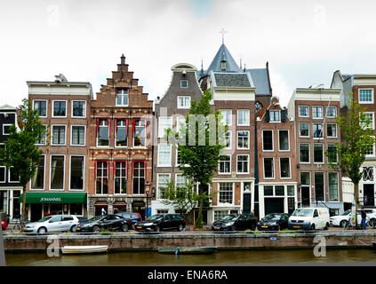 I palazzi e le case a fianco di un canale di Amsterdam Foto Stock