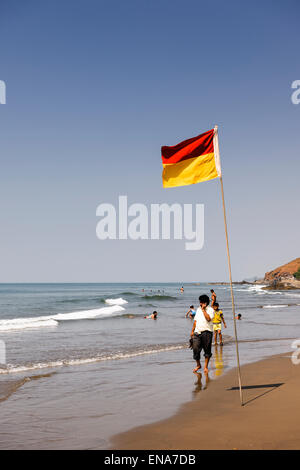 Persone rilassante sulla spiaggia di Vagator in Goa. Foto Stock