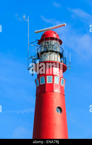 Faro rosso di close-up di attrezzature tecniche. Isola Schiermonnikoog, Paesi Bassi. Foto Stock