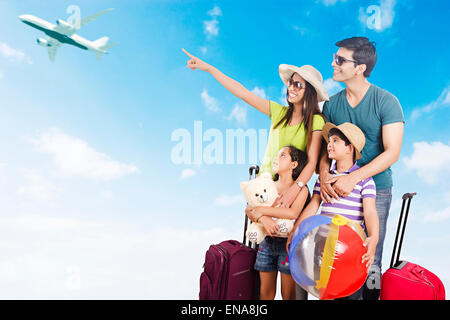 Indian genitori e bambini felici che mostra viaggio aereo Foto Stock