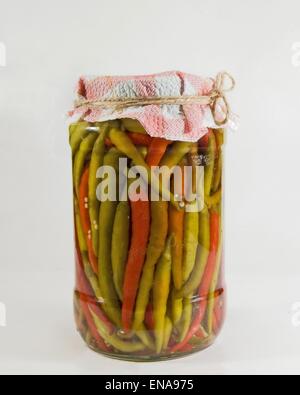 Un vasetto in casa il peperoncino in una soluzione di aceto e acqua e sale. Foto Stock