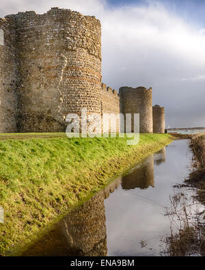 Le pareti e il fossato del castello Portchester, Hampshire, Inghilterra Foto Stock