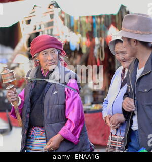 LHASA, in Tibet, Cina-ottobre 19: buddista tibetana devoti fare la Kora in senso antiorario circumambulation intorno al Jokhang-Lhasa-Tibet. Foto Stock