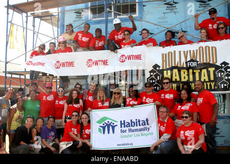 'L'Habitat per l'umanità" maggiore di Los Angeles casa costruita dal cast di Showtime è vergognoso e casa di bugie con: Jeremy Allen White,Shanola Hampton,Kristen Bell,Emma Kenney,Donis Leonard Jr,William H Macy dove: Lynwood, California, Stati Uniti quando: 25 Ott 2014 Foto Stock