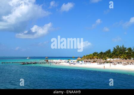 Spiaggia caraibica - Isla Mujeres, vista dall'acqua. Foto Stock
