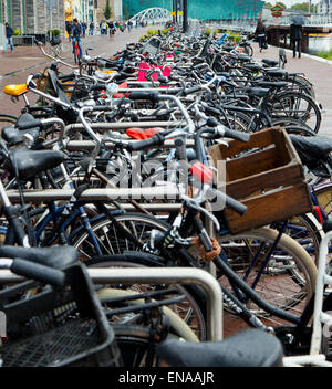 Le moto schierate in strada ad Amsterdam Foto Stock