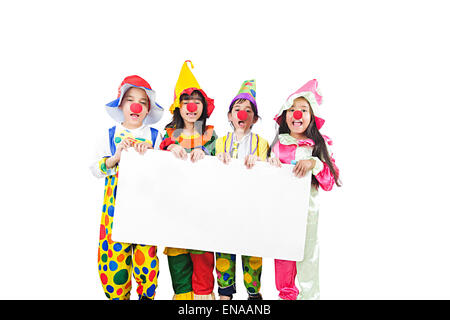 4 bambini indiani amici Joker Costume che mostra la Bacheca Foto Stock