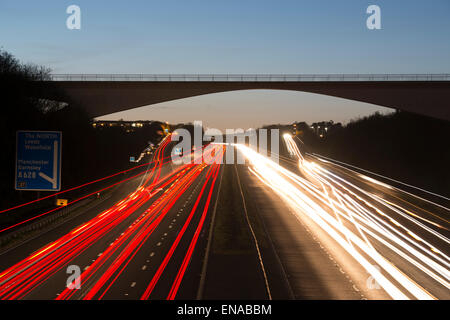Il traffico sulla autostrada M1 allo svincolo 37, Barnsley Foto Stock