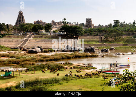 Il fiume che attraversa in Hampi. Foto Stock