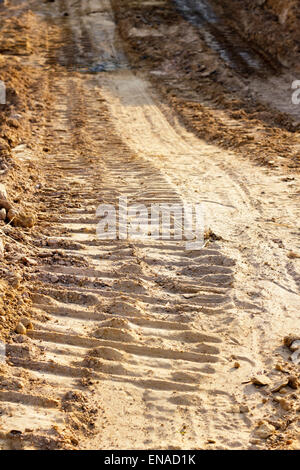 Traccia di ruota e piede stampa sulla strada di argilla Foto Stock