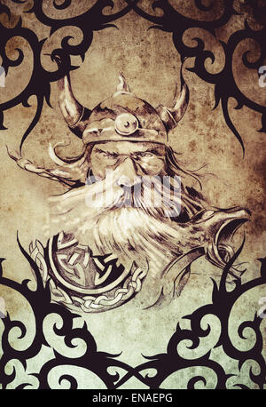 Arte del tatuaggio design, Viking warrior decorate con opere d'arte tribale su carta vintage Foto Stock