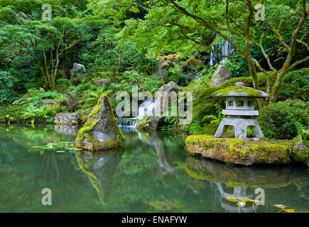 Cascata in Portland giardino giapponese Foto Stock