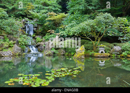 Cascata in Portland giardino giapponese Foto Stock