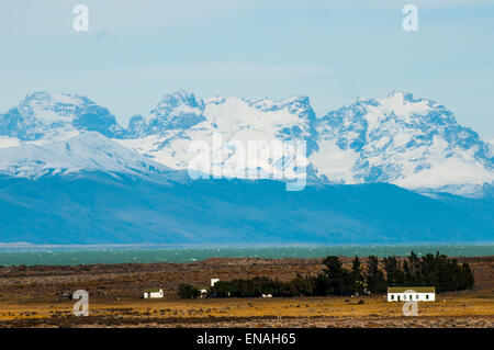 Los Cuernos del Paine visto al di là del Lago Viedma, Patagonia, Argentina Foto Stock