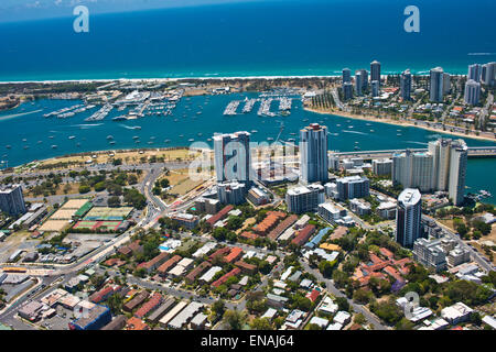 Southport e la spiaggia principale di Gold Coast di Queensland Australia vista aerea est a Southport Yacht Club e porti turistici Foto Stock