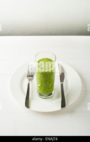 Bicchiere di sano frullato verde con verdure Foto Stock