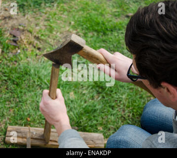 Ascia in mano Foto Stock