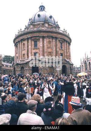 Foto di FILE: Oxford, Oxfordshire, Regno Unito. Il 1 maggio, 1988. Oxford può mattina. Visto ma non sentito Morris uomini al di fuori della Radcliffe Camera contribuire a celebrare il giorno di maggio. Oxford Mail/Alamy Caratteristiche . Foto Stock