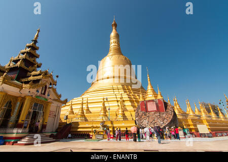 Bago, Myanmar - Febbraio 21, 2014: viaggiatori rispetto e guardando il vecchio rudere confrontare con ricostruita della pagoda Shwemawdaw Foto Stock