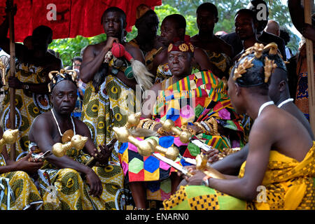 Otumfuo Nana Osei Tutu II il sedicesimo re Asantehene, re tradizionale del regno di Ashanti o Asante, che fu un impero e regno Akan dal 1701 al 1957, in quello che è oggi l'Africa occidentale del Ghana. Oggi, il regno Ashanti sopravvive come stato tradizionale subnazionale protetto costituzionalmente in Unione con la Repubblica del Ghana Foto Stock