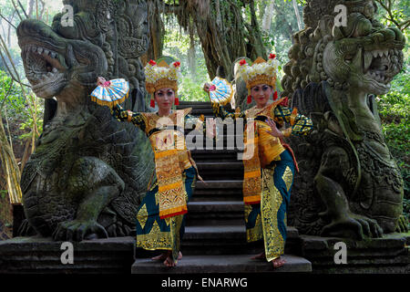 Due ballerini Balinesi, Monkey Forest, Ubud, Bali, Indonesia Foto Stock