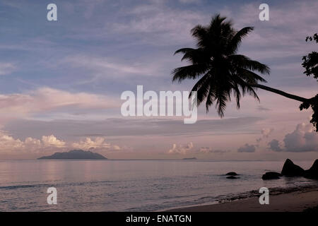 Vista di Beau Vallon Bay sulla costa nord occidentale dell'Isola di Mahe nella Repubblica delle Seicelle nell'Oceano Indiano Foto Stock