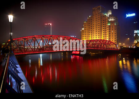 Il ponte Waibaidu a Shanghai di notte il 1 dicembre 2013. Foto Stock