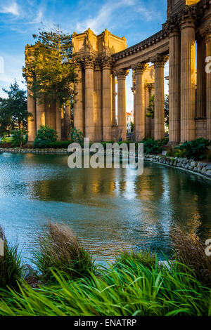 Il lago e il Palazzo delle Belle Arti Theatre di San Francisco, California. Foto Stock