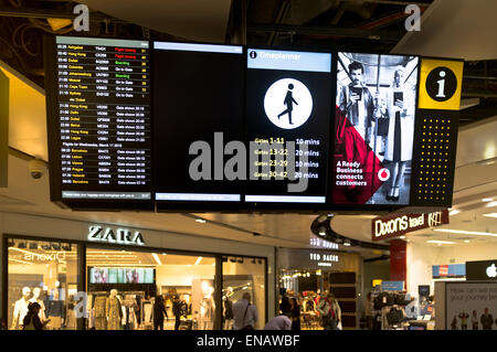 dh Terminal 3 HEATHROW AIRPORT LONDON airports segno interni partenza informazioni sulle partenze internazionali uk Foto Stock