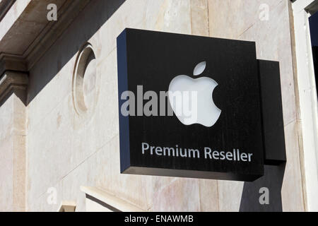 Apple Premium Reseller firmare al di fuori del negozio di computer Foto Stock