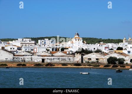 Vista della città attraverso il Fiume Barbate Barbate,, la provincia di Cadiz Cadice, Andalusia, Spagna, Europa occidentale. Foto Stock