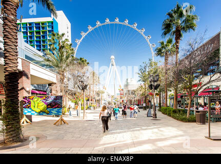 Las Vegas, il lungomare di LINQ per la ruota panoramica Ferris in background Foto Stock