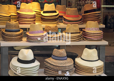 Varietà di cappelli di paglia in vendita nel negozio display Foto Stock